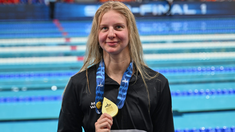 Russian world record holder claims European swimming gold (VIDEO)