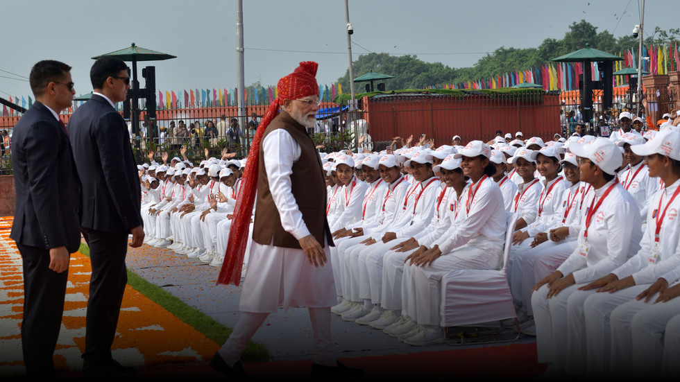 Modi rolls out free coaching drive to win over young Indians