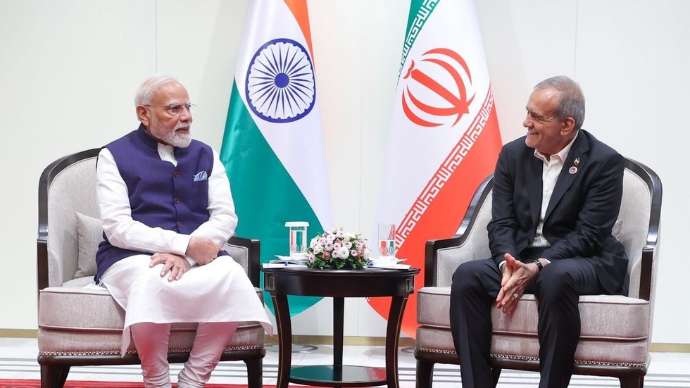 Modi talks trade with Iranian president on SCO summit sidelines — RT India Modi talks trade with Iranian president on SCO summit sidelines — RT India