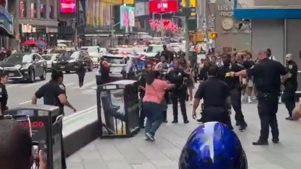 Woman goes on stabbing spree in Times Square (VIDEOS)