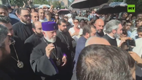 Armenian Church leader faces historic trial amid feud with pro-Western PM (VIDEO)