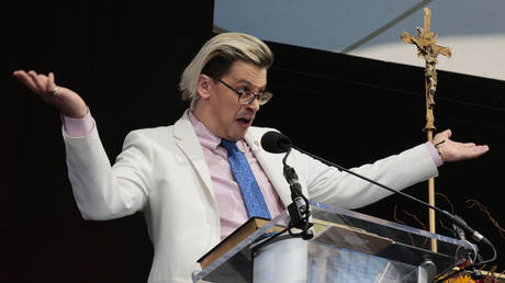 Conservative British commentator Milo Yiannopoulos detained as &lsquo;illegal alien&rsquo;