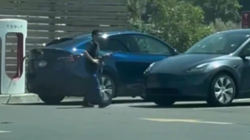 Chaotic shootout outside US burger joint kills three (VIDEOS)
