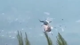 Two helicopters collide while battling wildfires (VIDEOS)