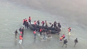 French police storm beach to stop migrant Channel crossing (VIDEO)