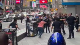 Woman goes on stabbing spree in Times Square (VIDEOS)