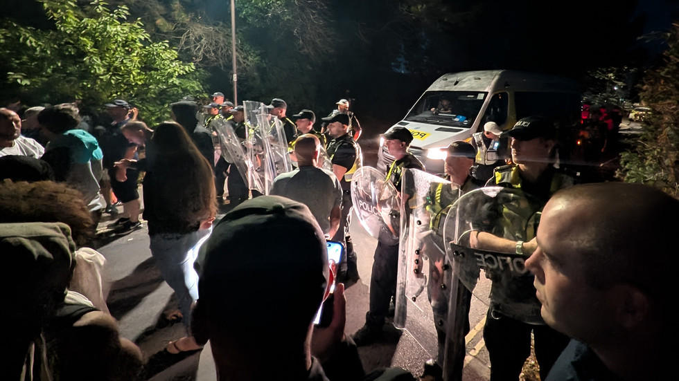 Anti-immigrant protesters clash with UK police over new boat arrivals (VIDEOS)