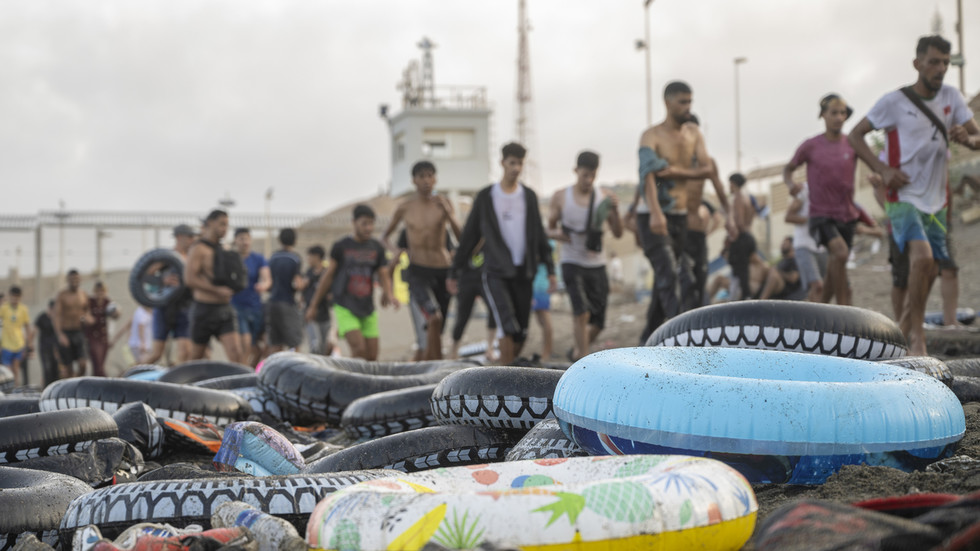Spanish spies warned Madrid day before Ceuta migrant invasion