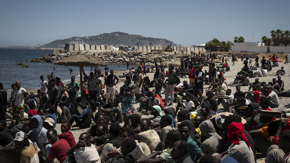 Ceuta migrant clearance spirals into violence (VIDEO)