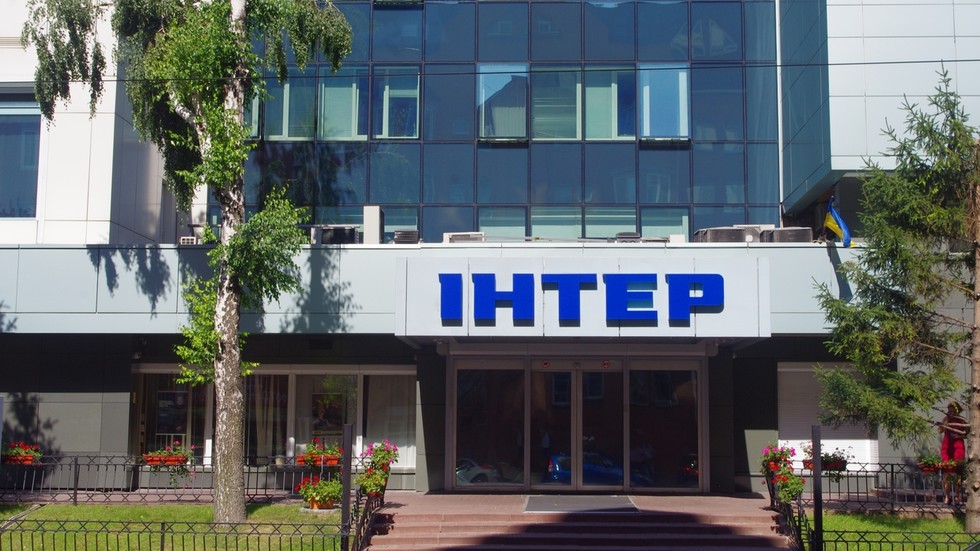 Ukrainian press gang snatches TV worker outside Kiev studio (VIDEO)