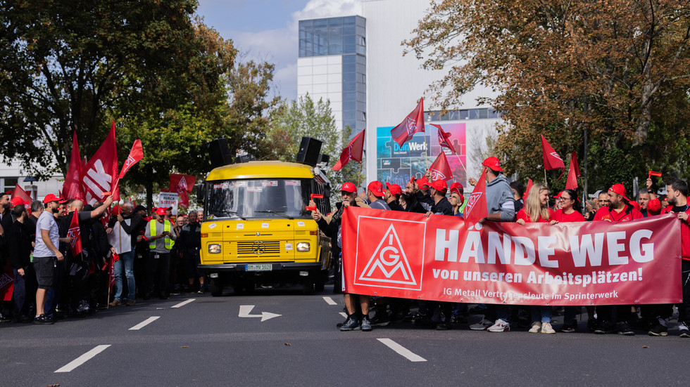 German auto workers protest historic job cuts