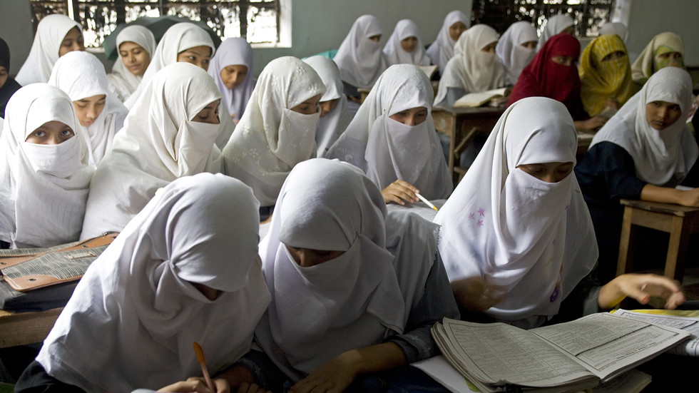 Italy bans burqas in schools