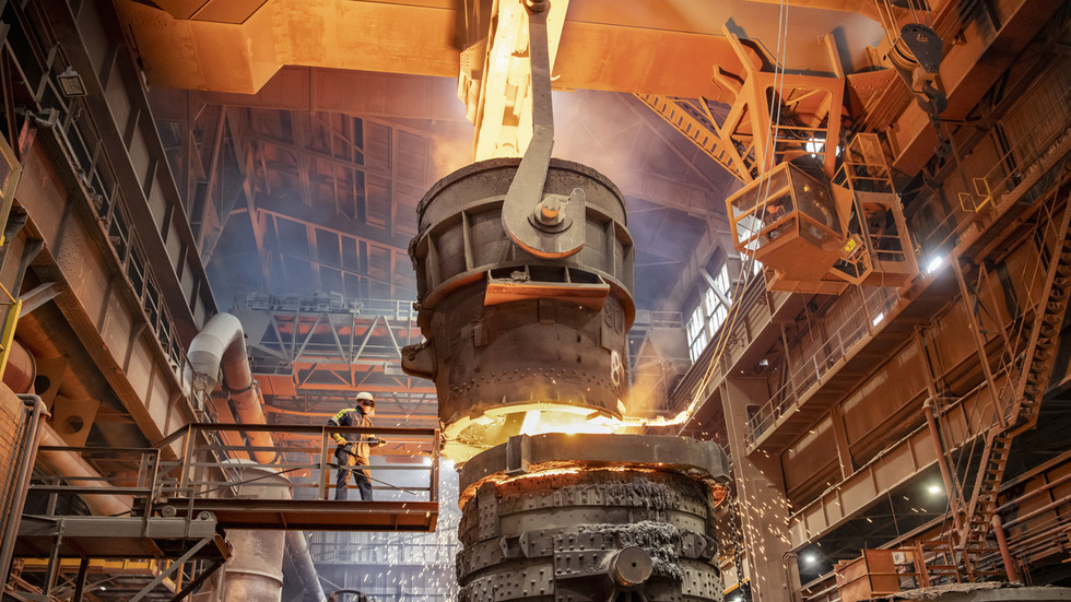 Ukraine&rsquo;s biggest steelmaker halts production
