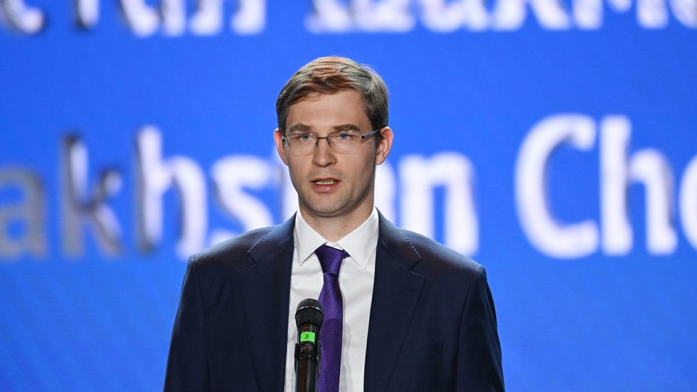 Russian-born businessman elected as new world chess chief