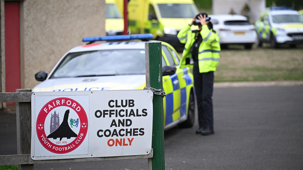 UK police arrest five men amid bomb alert outside US air base