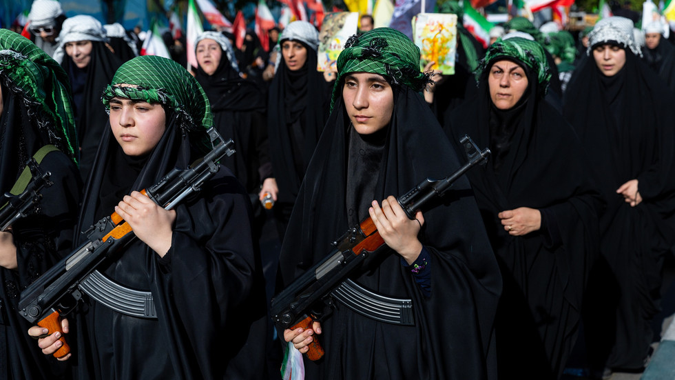 Iranian women take up arms amid US threats (VIDEO)