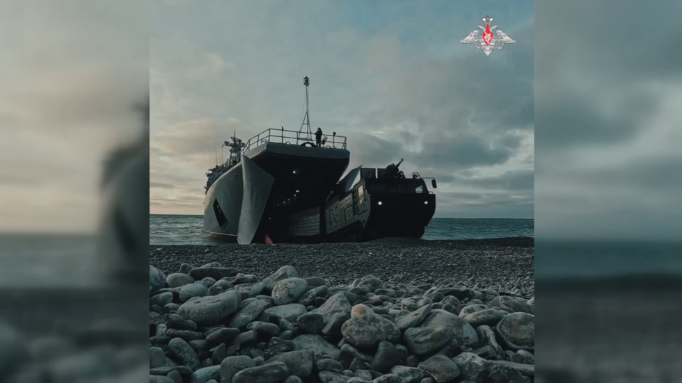 WATCH Russian military perform amphibious assault on Arctic island