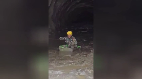 Nepal deaths cross 1,000 as rescuers continue search for hundreds trapped in tunnels
