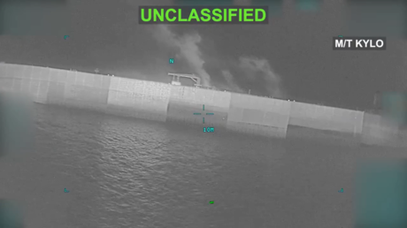 US missile strike sinks Iranian tanker (VIDEO)