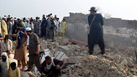 At least 16 killed in bomb blast in northwest Pakistan