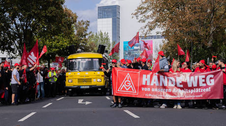 German auto workers protest historic job cuts