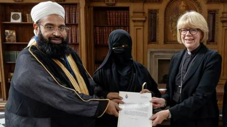 Church of England leader honored cleric linked to Pakistani gang  Telegraph