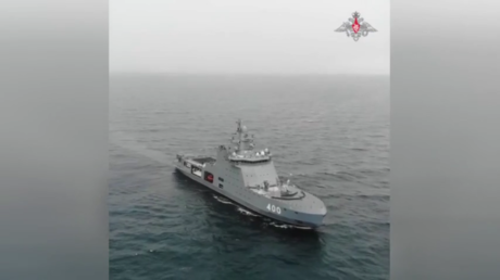 Russian Navy traverses iceberg-filled Arctic strait for first time (VIDEO)