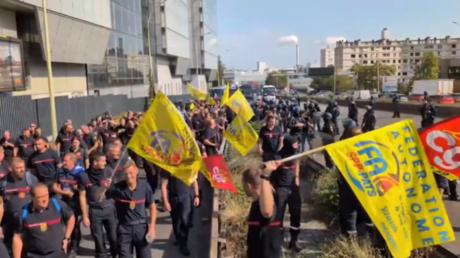 Strikes paralyze France as Macron&rsquo;s popularity flatlines (VIDEOS)