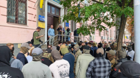 Masked men gather for suspect in Kiev security services gunfight (PHOTOS)
