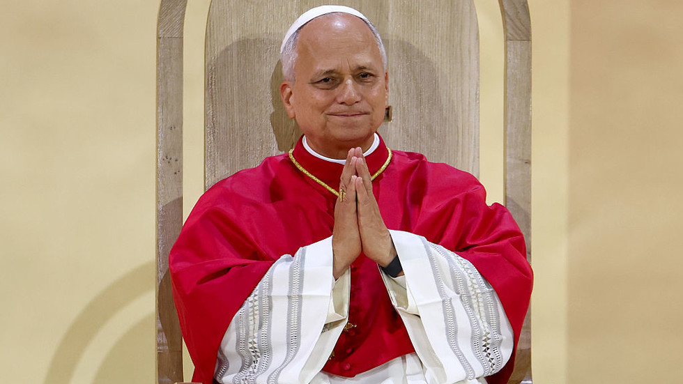 Pope calls on artists to unite against AI