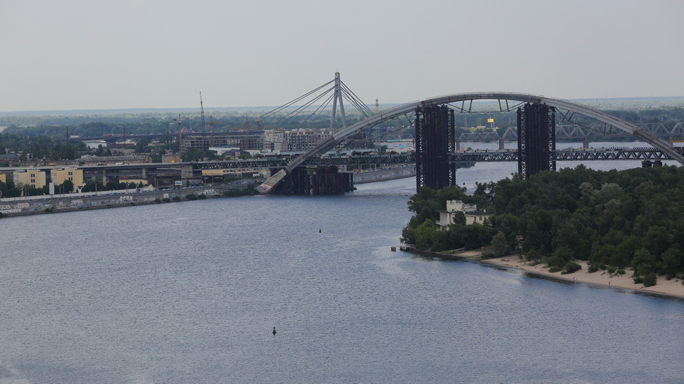Russia strikes key Kiev bridge (VIDEOS)