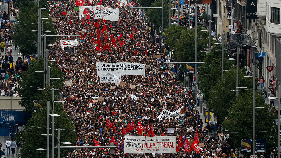 Police fire tear gas as housing protests sweep Spain (VIDEOS)