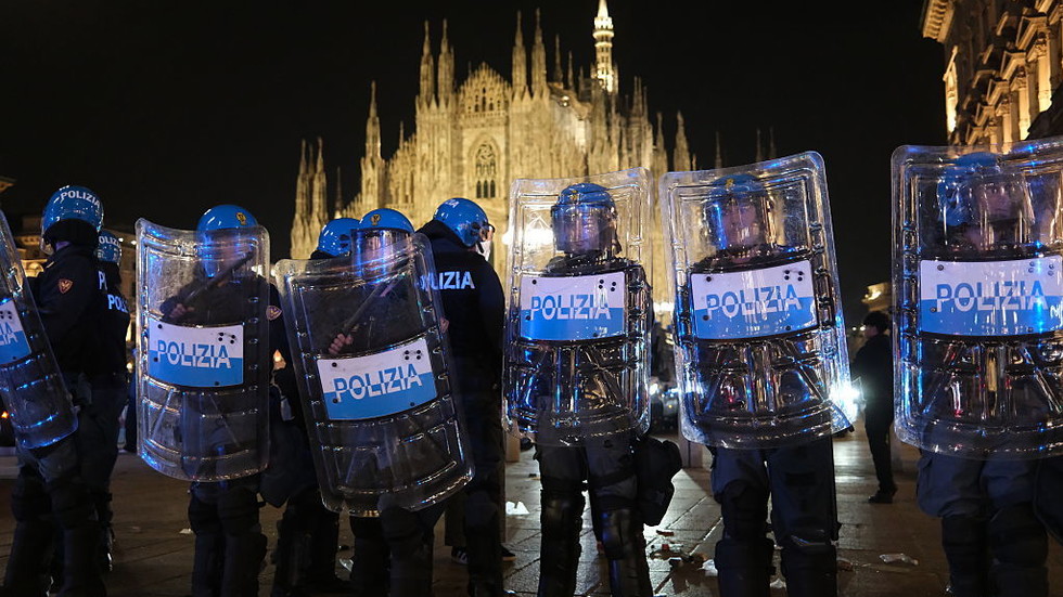 Protesters clash with police in downtown Milan (VIDEOS)