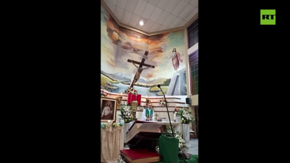 Priest killed by falling crucifix during Mass (VIDEO)