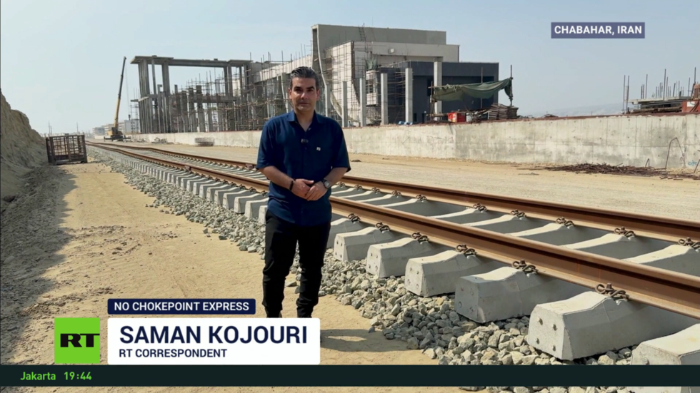 Iran completes key rail link in new trade route (VIDEO)