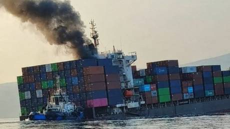 Container ship sinks in Hormuz mine strike amid US-Iran naval clashes (VIDEOS)