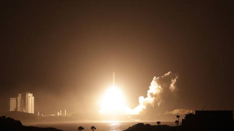 Japan launches historic mission for Mars moon samples