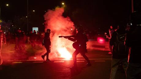 Fury erupts outside Spanish Transport Ministry after train disaster (VIDEOS)