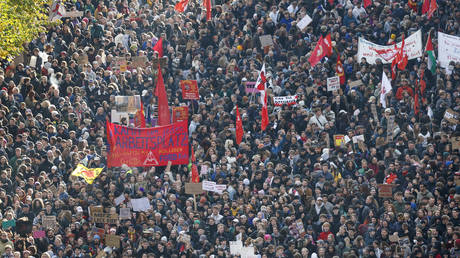 German Gen Z takes to streets over cost of living (VIDEOS)