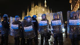 Protesters clash with police in downtown Milan (VIDEOS)