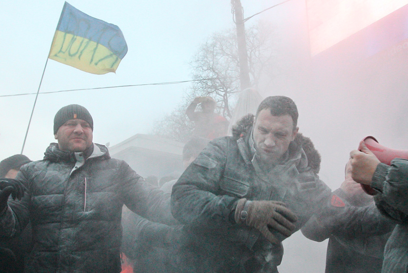 Opposition leader Vitaly Klitschko (C) reacts after he was sprayed with a powder fire extinguisher during a pro-European integration rally in Kiev January 19, 2014 (Reuters / Valentyn Ogirenko)