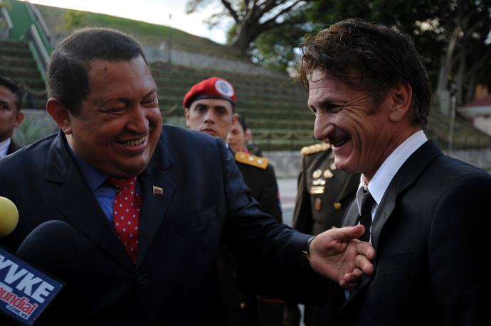 Venezuelan President Hugo Chavez (L) jokes with US actor Sean Penn during his visit to Miraflores presidential palace in Caracas, on February 16, 2012 (AFP Photo / Leo Ramirez)