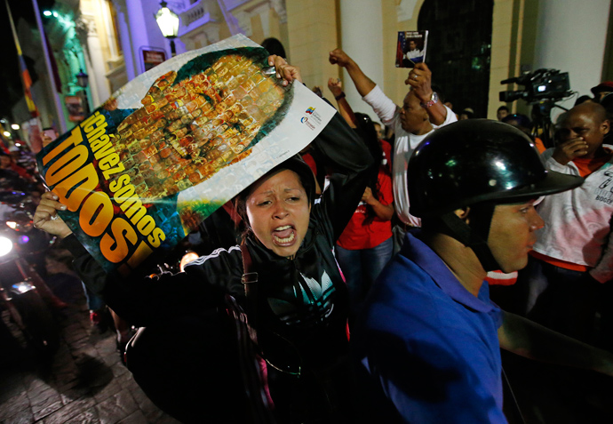 Supporters of Venezuela's President Hugo Chavez react to the announcement of his death outside Miraflores Palace in Caracas, March 5, 2013 (Reuters / Jorge Silva)