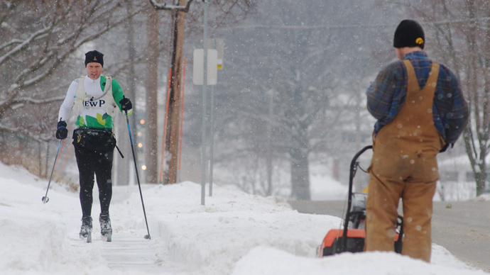 Shawn Noble skis to work after a winter storm left more than six inches of snow on February 22, 2013 in Iowa City, Iowa (David Greedy / Getty Images / AFP) 