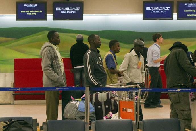 Men stand in line as a group of 150 refugees was sent back to their native Sudan on December 13, 2010 from the Ben Gurion Airport near Tel Aviv (AFP Photo / Jack Guez)