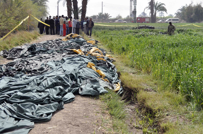 Egyptians inspect the site where a hot air balloon exploded over the ancient temple city of Luxor on February 26, 2013 (AFP Photo / Str)