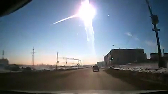 The trace of a flying object in the sky over Chelyabinsk. (RIA Novosti / Photo courtesy of Nakanune.RU)