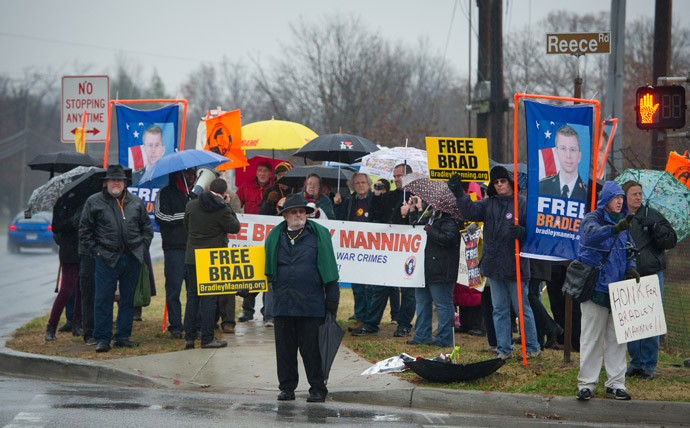 Members of the Bradley Manning Support Group protest under the rain during a rally at the entrance of Fort George G. Meade military base in Fort Meade, Maryland (AFP Photo/Mladen Antonov)