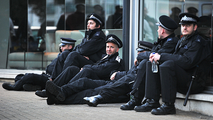 British policemen in south London. (AFP Photo / Carl de Souza)