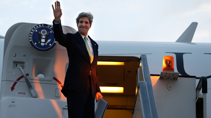 U.S. Secretary of State John Kerry waves goodbye as he leaves Cairo, en route to Riyadh, Saudi Arabia, on March 3, 2013 (AFP Photo)